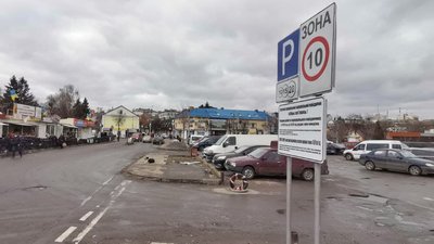 У Луцьку облаштовують парковку біля Центрального ринку. Як на це реагують водії
