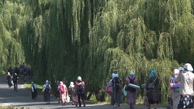 Паломники зі всієї України йдуть на прощу до Почаївської лаври