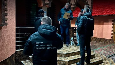 Ймовірно, продавали фальшиву валюту через обмінники: двох чернівчан підозрюють у підробленні грошей