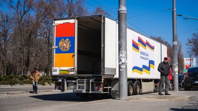 Олія, консервація та молочні продукти. Вірменська громада Дніпра допомагає ЗСУ та переселенцям Олія, консервація та молочні продукти. Вірменська громада Дніпра допомагає ЗСУ та переселенцям