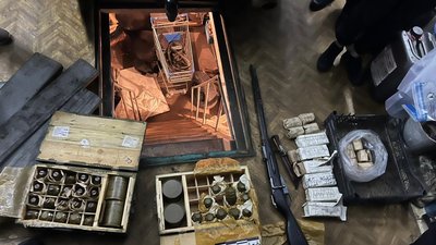 У гаражі 74-річного дніпрянина поліцейські виявили схрон з вибухівкою