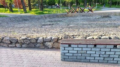 У Запоріжжі демонтували радянську гаубицю. Її перенесли в музей