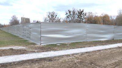 Паркан, яким огородили орендовану ділянку на березі Ворскли Паркан, яким огородили орендовану ділянку на березі Ворскли