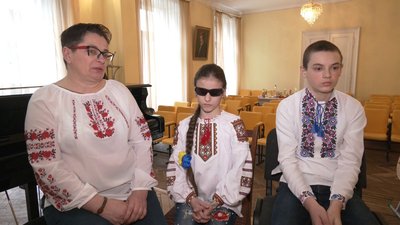 Анна-Марія з братом та мамою Анна-Марія з братом та мамою