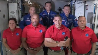 Корабель Ілона Маска Crew Dragon прибув до МКС. Астронавти перебралися на станцію Корабель Ілона Маска Crew Dragon прибув до МКС. Астронавти перебралися на станцію