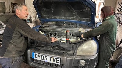 В Ужгороді волонтери ремонтують та везуть на фронт авто для ЗСУ В Ужгороді волонтери ремонтують та везуть на фронт авто для ЗСУ