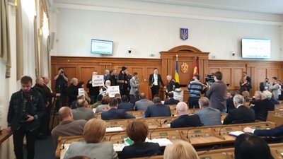 У сесійній залі Кіровоградської облради десятеро людей вимагають поновлення на посаді Ігоря Степури У сесійній залі Кіровоградської облради десятеро людей вимагають поновлення на посаді Ігоря Степури