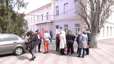 В Одесі пацієнти зібралися під одним з медзакладів, аби поскаржитися урядовцям на лікарів та умови В Одесі пацієнти зібралися під одним з медзакладів, аби поскаржитися урядовцям на лікарів та умови