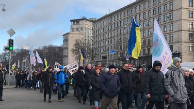 "Терористично порушують наші права". У Києві під Радою зібрався мітинг противників вакцинації "Терористично порушують наші права". У Києві під Радою зібрався мітинг противників вакцинації