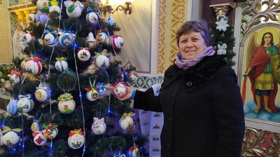 Жительки Тернопільщини вишили понад пів сотні прикрас для церковних ялинок Жительки Тернопільщини вишили понад пів сотні прикрас для церковних ялинок