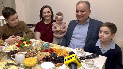 Зарема та Ескендер Барієви з дітьми Зарема та Ескендер Барієви з дітьми