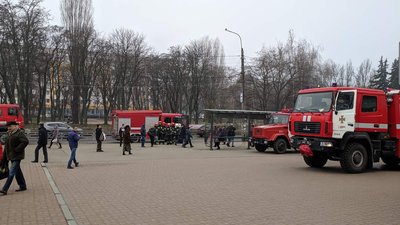 У Чернігові в ЦУМі спрацювала пожежна сигналізація: на виклик прибули рятувальники У Чернігові в ЦУМі спрацювала пожежна сигналізація: на виклик прибули рятувальники