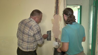 Володимир Шулик та Олександр Горай облаштовують трапезну для храму