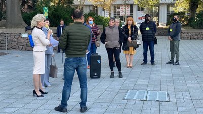 З мікрофоном Алла Веліховська З мікрофоном Алла Веліховська