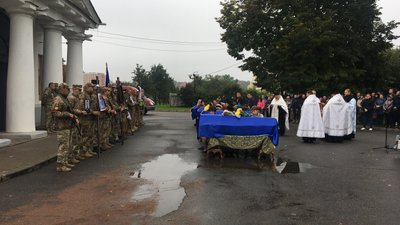 «Він був вірний своїй сім’ї, своїй країні»: у Полтаві попрощалися із чотирма полеглими воїнами «Він був вірний своїй сім’ї, своїй країні»: у Полтаві попрощалися із чотирма полеглими воїнами