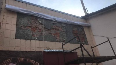 У центрі Новгорода-Сіверського демонтували мозаїчну радянську символіку У центрі Новгорода-Сіверського демонтували мозаїчну радянську символіку