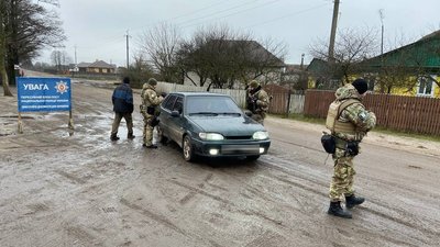 Шукатимуть заборонені предмети, зброю і вибухівку: на прикордонні Рівненщини діє мобільний блокпост Шукатимуть заборонені предмети, зброю і вибухівку: на прикордонні Рівненщини діє мобільний блокпост