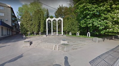 У рівненському парку почали ремонт вхідної арки. Що зроблять і скільки це коштує У рівненському парку почали ремонт вхідної арки. Що зроблять і скільки це коштує