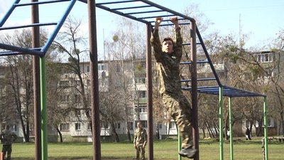 "Смуга перешкод": вихованці житомирської Школи юних десантників влаштували показові виступи "Смуга перешкод": вихованці житомирської Школи юних десантників влаштували показові виступи