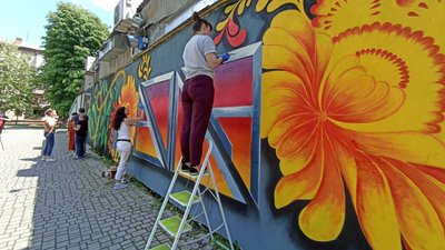 Вісімнадцять метрів у довжину та три метри висотою – житомиряни створили новий патріотичний мурал "Воля"