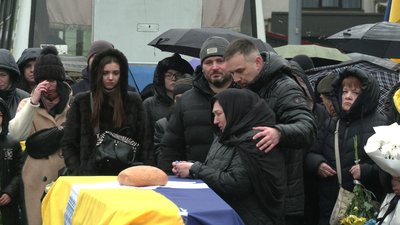 У Рівному попрощалися з військовим Олесем Самчуком У Рівному попрощалися з військовим Олесем Самчуком