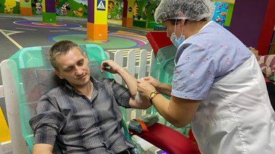 Кров на потреби військових і пацієнтів онкоцентру. У кропивницькому торговельному центрі влаштували виїзну донацію Кров на потреби військових і пацієнтів онкоцентру. У кропивницькому торговельному центрі влаштували виїзну донацію