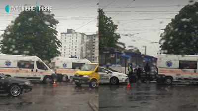 У Рівному легковик в’їхав у тролейбус У Рівному легковик в’їхав у тролейбус