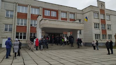 У львівську школу можуть перевести працівників екстреної медицини. Батьки проти