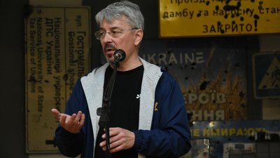 У Києві відкрили виставку "Навала. Київський постріл", присвячену обороні столиці У Києві відкрили виставку "Навала. Київський постріл", присвячену обороні столиці
