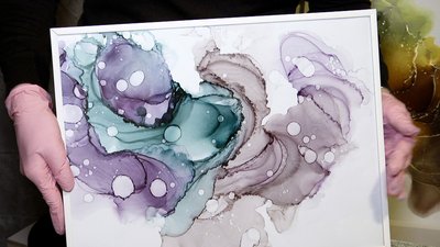 Житомирянка Дар'я Стрельнікова створює картини за допомогою спиртових чорнил Житомирянка Дар'я Стрельнікова створює картини за допомогою спиртових чорнил