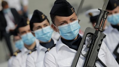 Серед військовослужбовців було й чимало жінок Серед військовослужбовців було й чимало жінок
