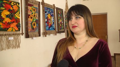 Художниця-ткаля з Кам'янця-Подільського Юлія Степанюк представила персональну виставку Художниця-ткаля з Кам'янця-Подільського Юлія Степанюк представила персональну виставку
