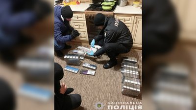 Правоохоронці вилучили у жителя Чернігівщини понад 3 тисячі безакцизних пачок цигарок на 200 тисяч гривень Правоохоронці вилучили у жителя Чернігівщини понад 3 тисячі безакцизних пачок цигарок на 200 тисяч гривень