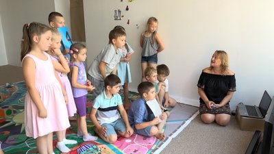"Мандри Київщиною". Як подружжя з окупованого Херсона на Прикарпатті проводить для дітей авторські ігрові уроки "Мандри Київщиною". Як подружжя з окупованого Херсона на Прикарпатті проводить для дітей авторські ігрові уроки