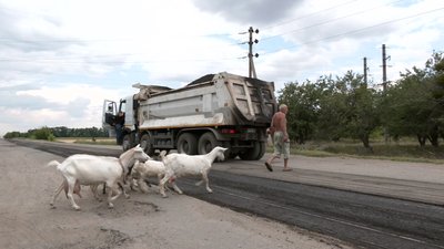 У селі на Балаклійщині вперше за 20 років капітально ремонтують дорогу — репортаж