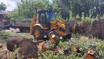 У Сумах триває ліквідація наслідків удару безпілотників по багатоповерховому будинку У Сумах триває ліквідація наслідків удару безпілотників по багатоповерховому будинку