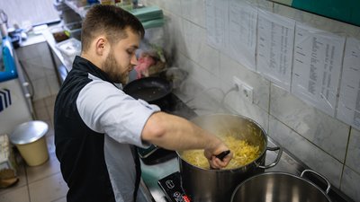 У ресторані Дніпра тепер готують їжу для військових, правоохоронців та евакуйованих. Фоторепортаж У ресторані Дніпра тепер готують їжу для військових, правоохоронців та евакуйованих. Фоторепортаж