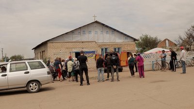 Жителі селища Новогригорівка біля церкви Жителі селища Новогригорівка біля церкви
