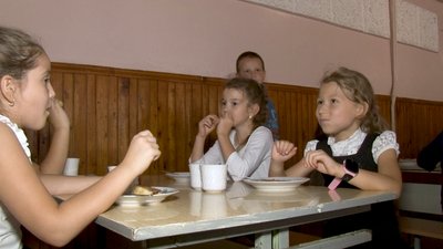 Відстань між столами та додаткова обробка посуду: у школах Черкас діють карантинні правила Відстань між столами та додаткова обробка посуду: у школах Черкас діють карантинні правила