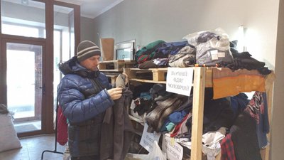 "Щоб людям було комфортно": у Полтаві для переселенців працює пункт видачі одягу "Щоб людям було комфортно": у Полтаві для переселенців працює пункт видачі одягу
