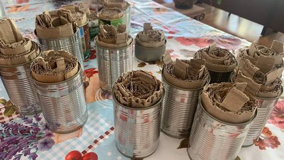 У Тернополі волонтери виготовляють окопні свічки для військових У Тернополі волонтери виготовляють окопні свічки для військових