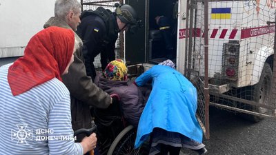 Евакуація маломобільної жінки у Донецькій області