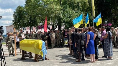 На Тернопільщині попрощалися з військовим Назаром Малікгулиєвим На Тернопільщині попрощалися з військовим Назаром Малікгулиєвим