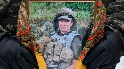 Прощалися з земляком: на Чернігівщині поховали солдата, який загинув у Дніпрі Прощалися з земляком: на Чернігівщині поховали солдата, який загинув у Дніпрі