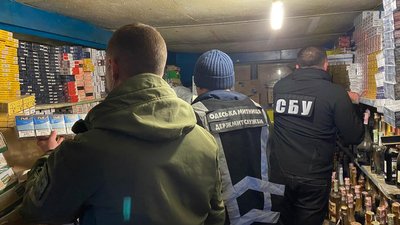 У мешканця села Лиманське на Одещині вилучили тютюнові вироби вартістю 200 тисяч гривень У мешканця села Лиманське на Одещині вилучили тютюнові вироби вартістю 200 тисяч гривень