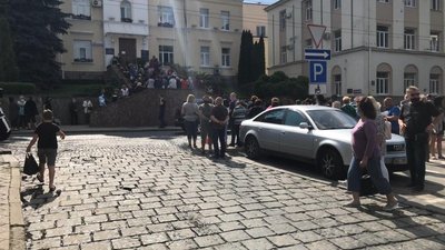 Під Луцькою міською радою протестують підприємці Центрального ринку Під Луцькою міською радою протестують підприємці Центрального ринку