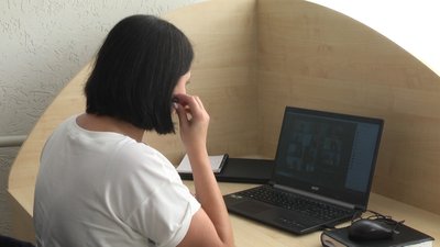 Вчителька проводить дистанційний урок в ліцеї №4 Вчителька проводить дистанційний урок в ліцеї №4