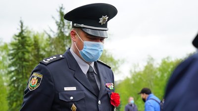 В День пам'яті та примирення у Житомирі поклали квіти до пам'ятних знаків загиблим воїнам В День пам'яті та примирення у Житомирі поклали квіти до пам'ятних знаків загиблим воїнам