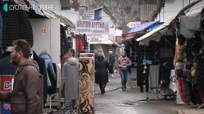 У Рівному почали розбирати "Речовий ринок", торгівлю – не припиняють У Рівному почали розбирати "Речовий ринок", торгівлю – не припиняють
