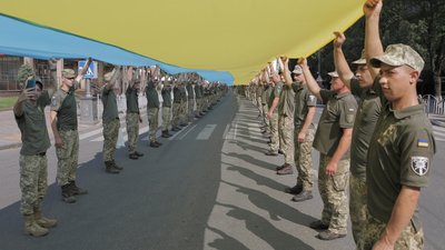 У Маріуполі розгорнули 128 метровий прапор України У Маріуполі розгорнули 128 метровий прапор України